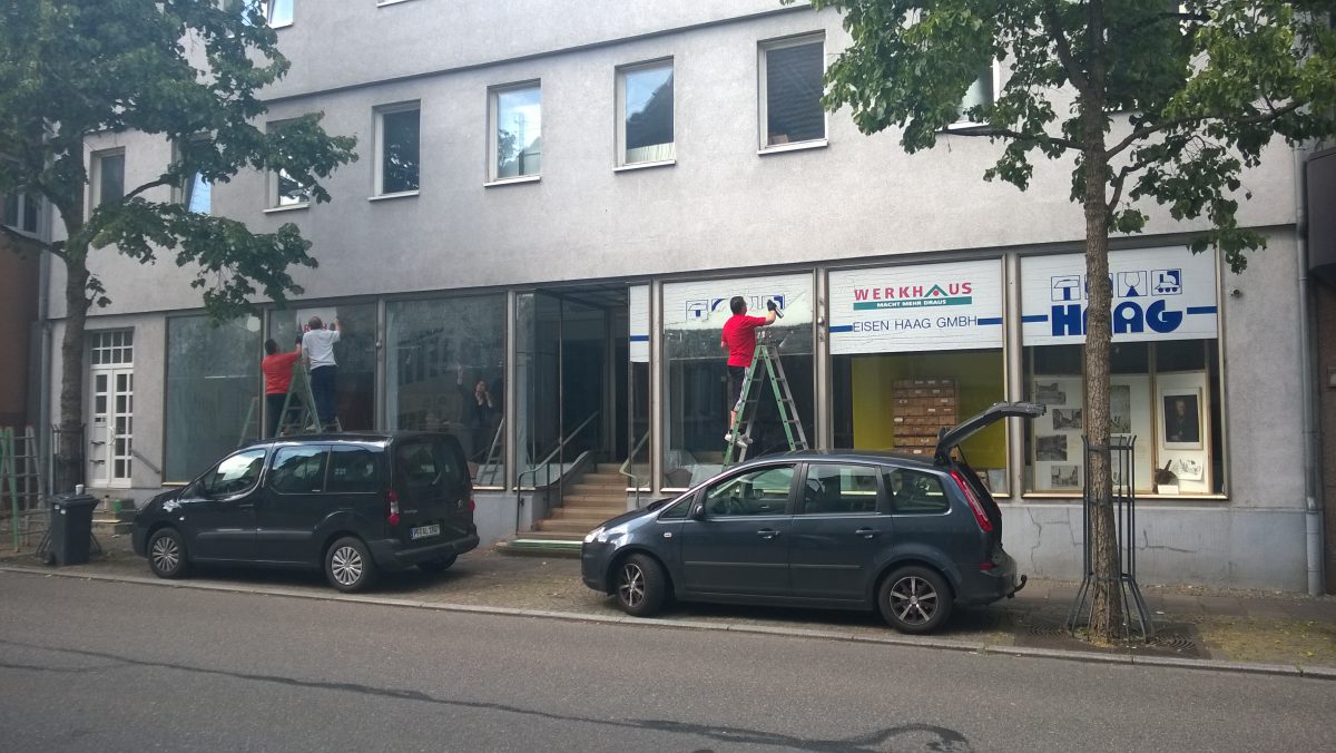 WiN-I entfernt die Werbefolien von den Fenstern des Eisen - Haag in Neuenbürg