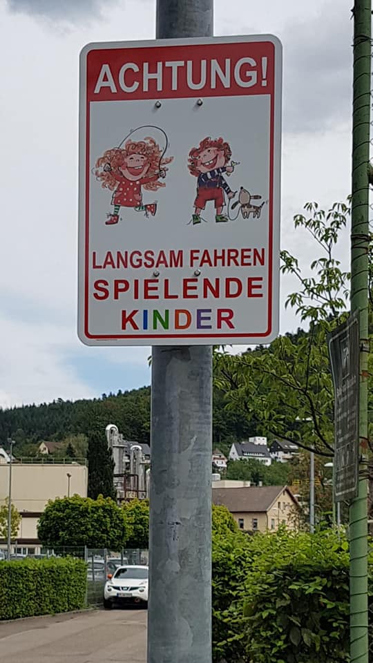 Hinweisschilder am Spielplatz Turnstraße angebracht
